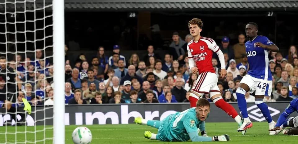 Jugador de Arsenal anotando gol ante el portero rival