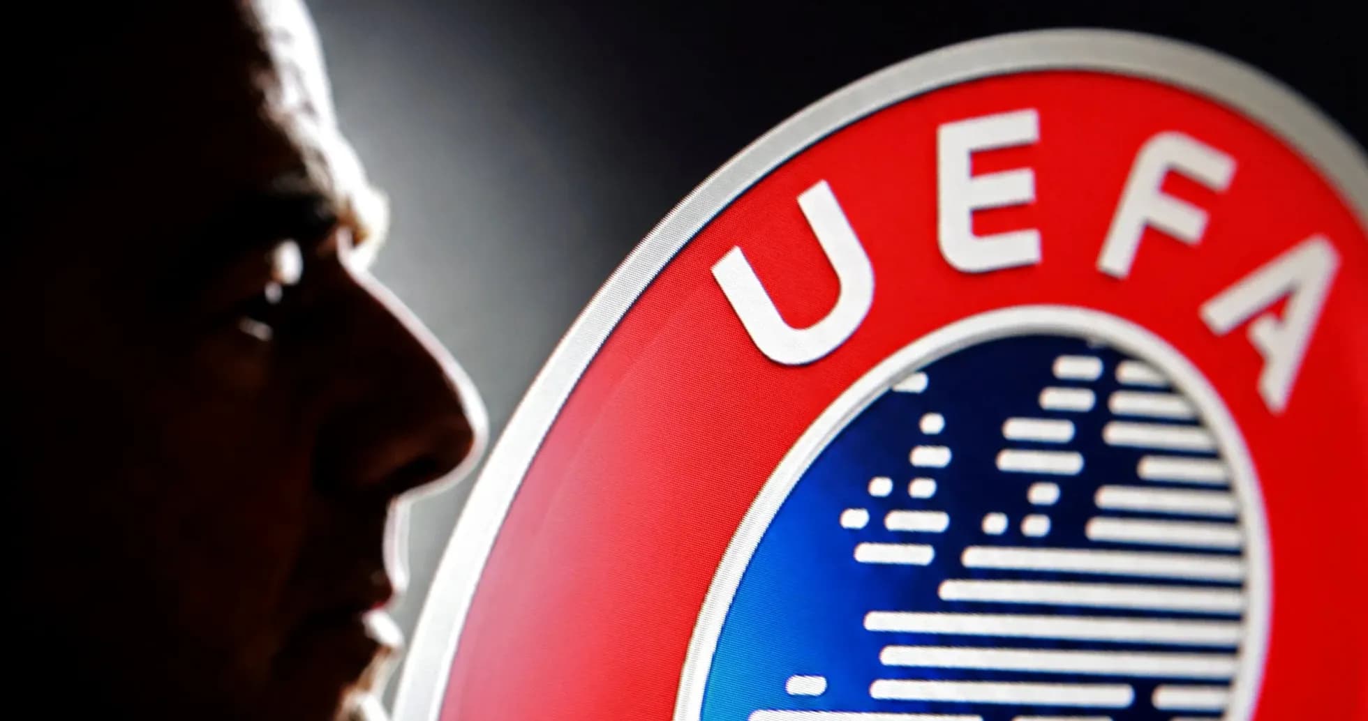 Silhouette de un hombre junto al logo de UEFA