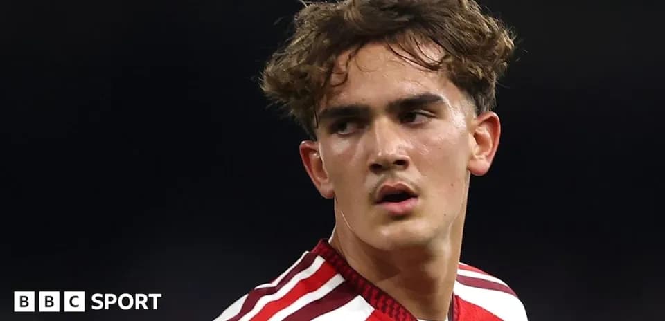 Jugador con camiseta roja en el campo de fútbol