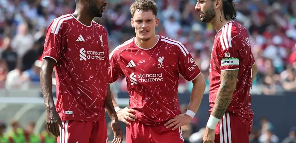 Jugadores de Liverpool conversando durante el partido