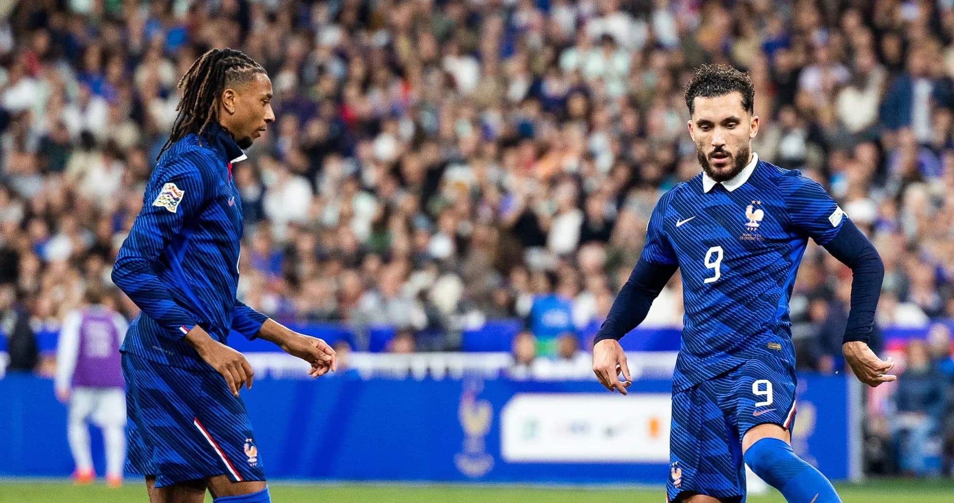 Dos jugadores de Francia en el campo durante partido