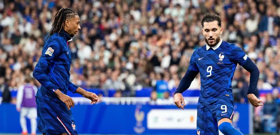 Dos jugadores de Francia en el campo durante partido