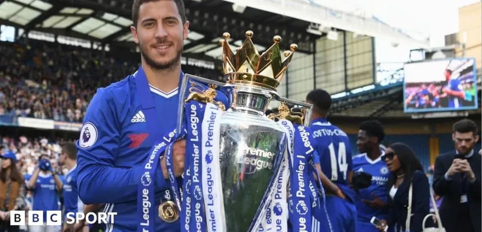 Jugador sosteniendo el trofeo de la Premier League