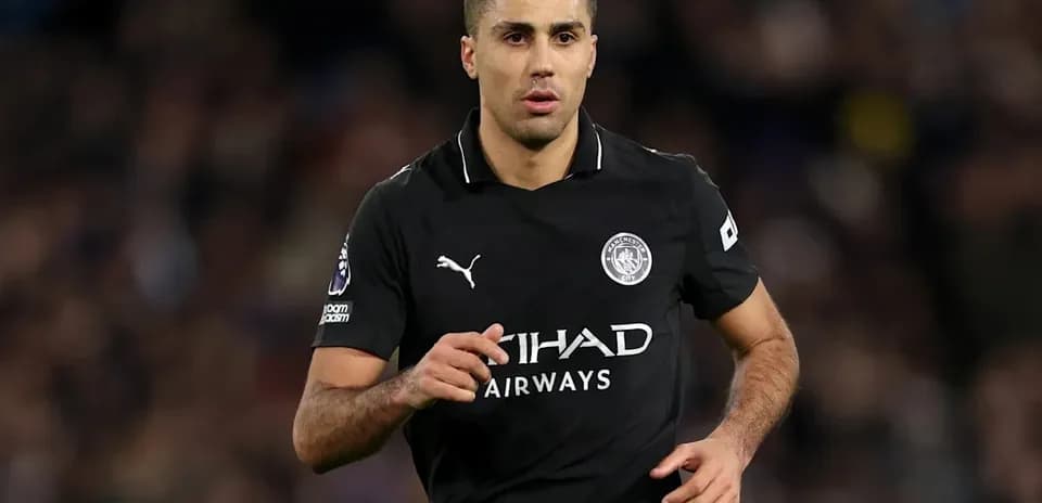 Jugador de Manchester City corriendo durante el partido
