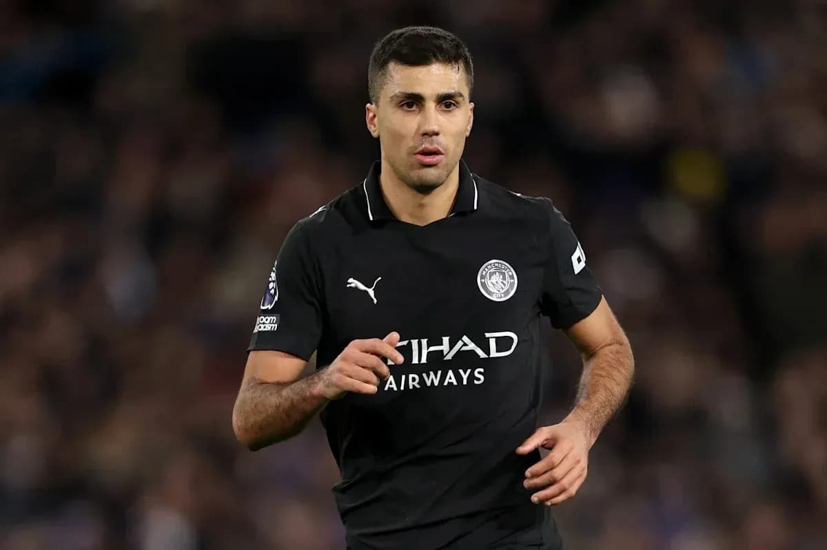 Jugador de Manchester City corriendo durante el partido