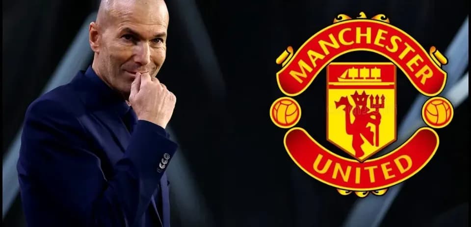 Zinedine Zidane con logo de Manchester United de fondo