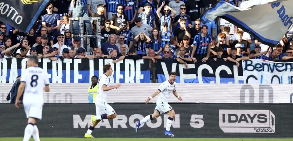 Celebración de gol de jugador de Bologna