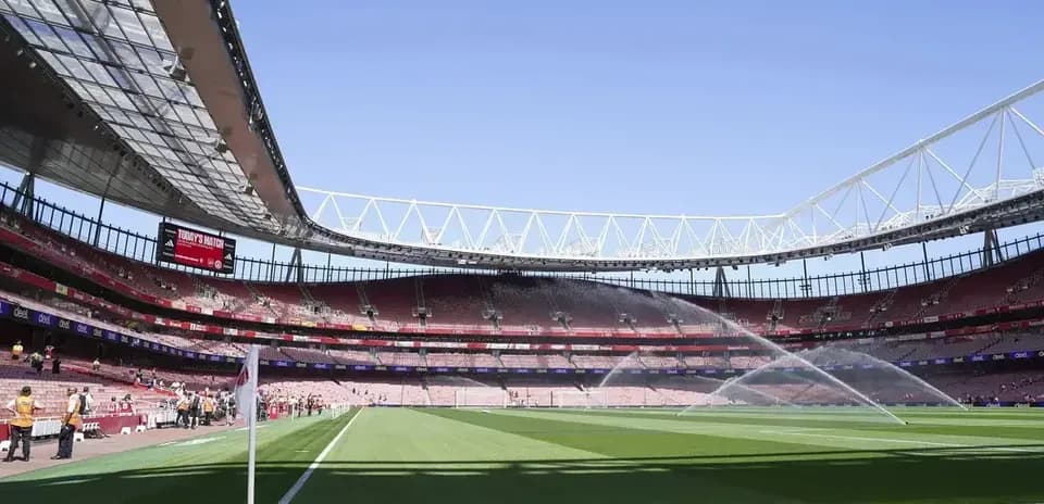 Estadio con césped regado antes del partido
