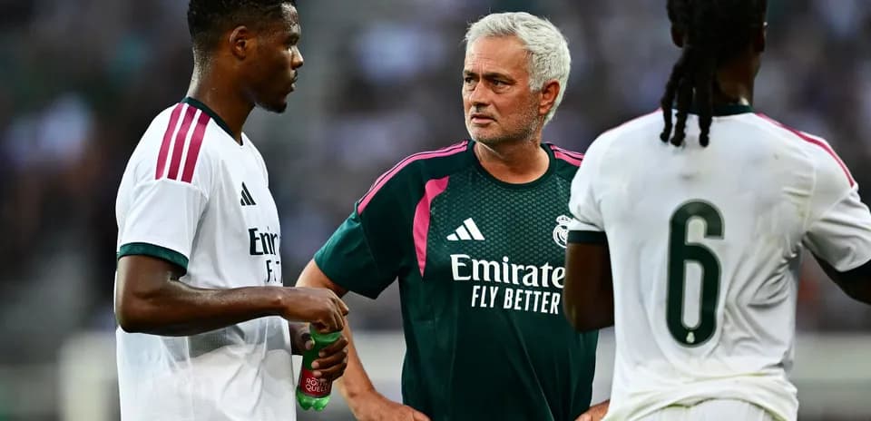 Jugadores de fútbol hablando con el entrenador José Mourinho