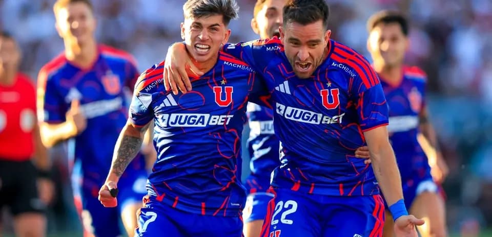 Jugadores de Universidad de Chile celebrando un gol