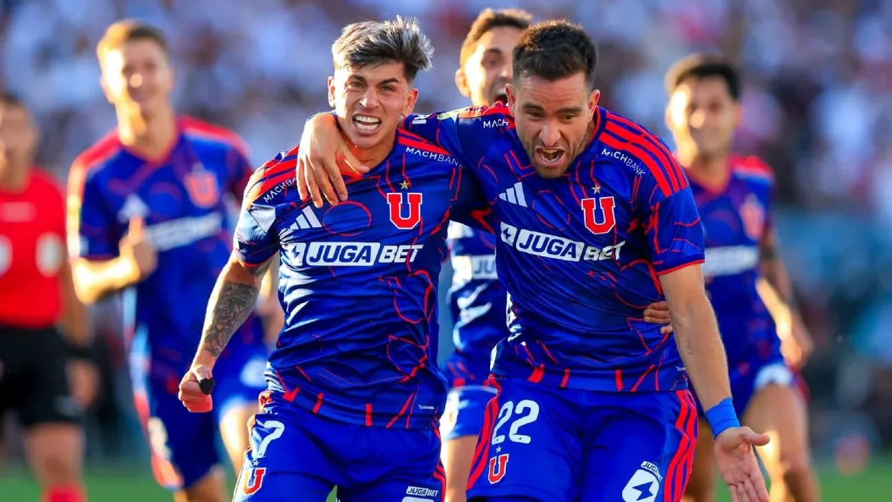 Jugadores de Universidad de Chile celebrando un gol