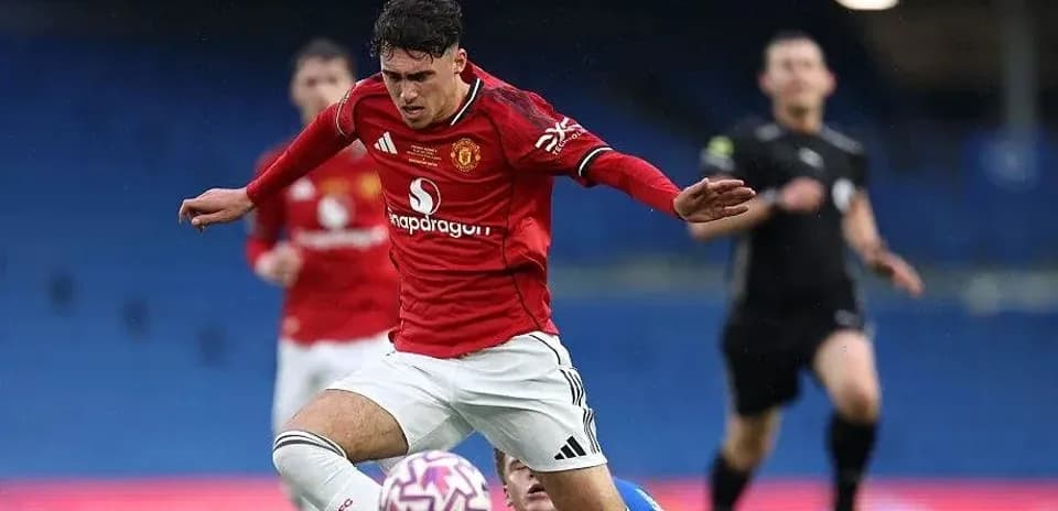 Jugador de Manchester United cayendo tras un desafío