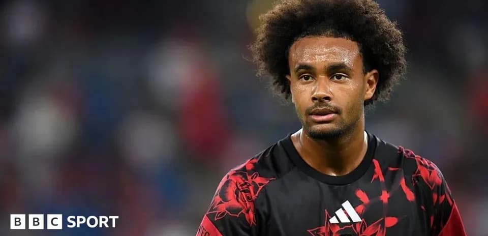Jugador en uniforme de Manchester United en el campo