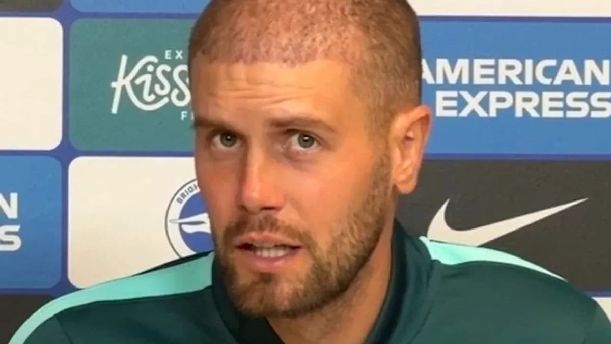 Jugador en conferencia de prensa con fondo de patrocinadores