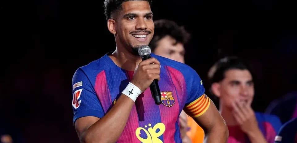 Jugador de Barcelona hablando con un micrófono