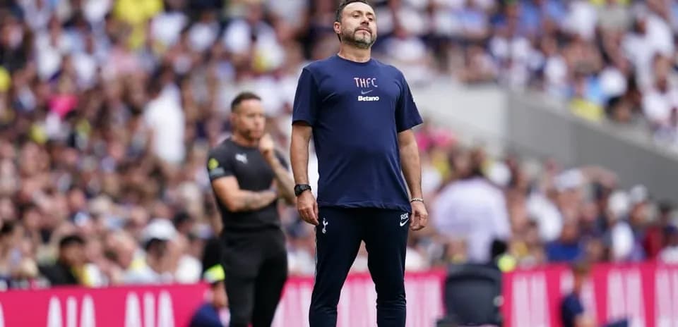 Entrenador de Tottenham observando el partido en el estadio
