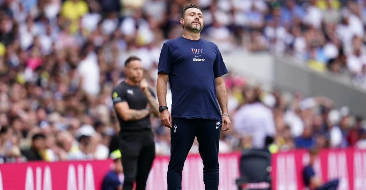 Entrenador de Tottenham observando el partido en el estadio
