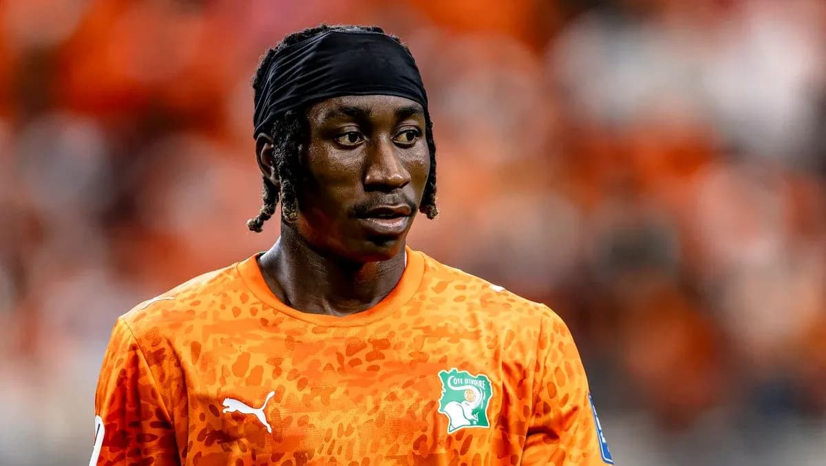 Jugador con camiseta naranja de Côte d'Ivoire en el campo
