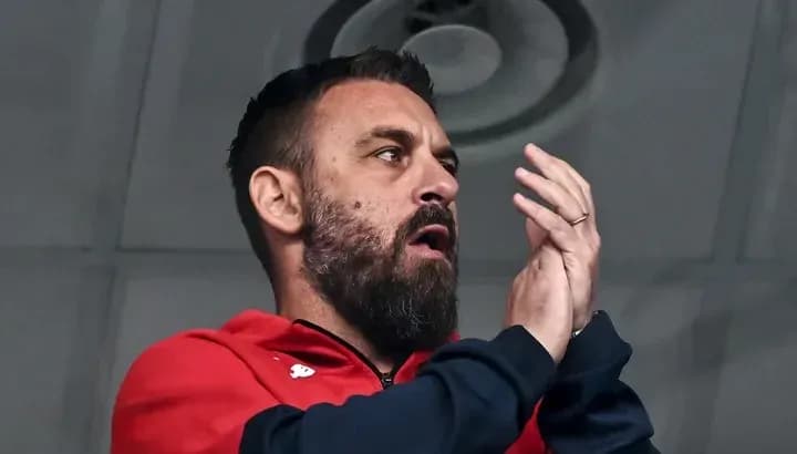 Hombre aplaudiendo en un entorno deportivo