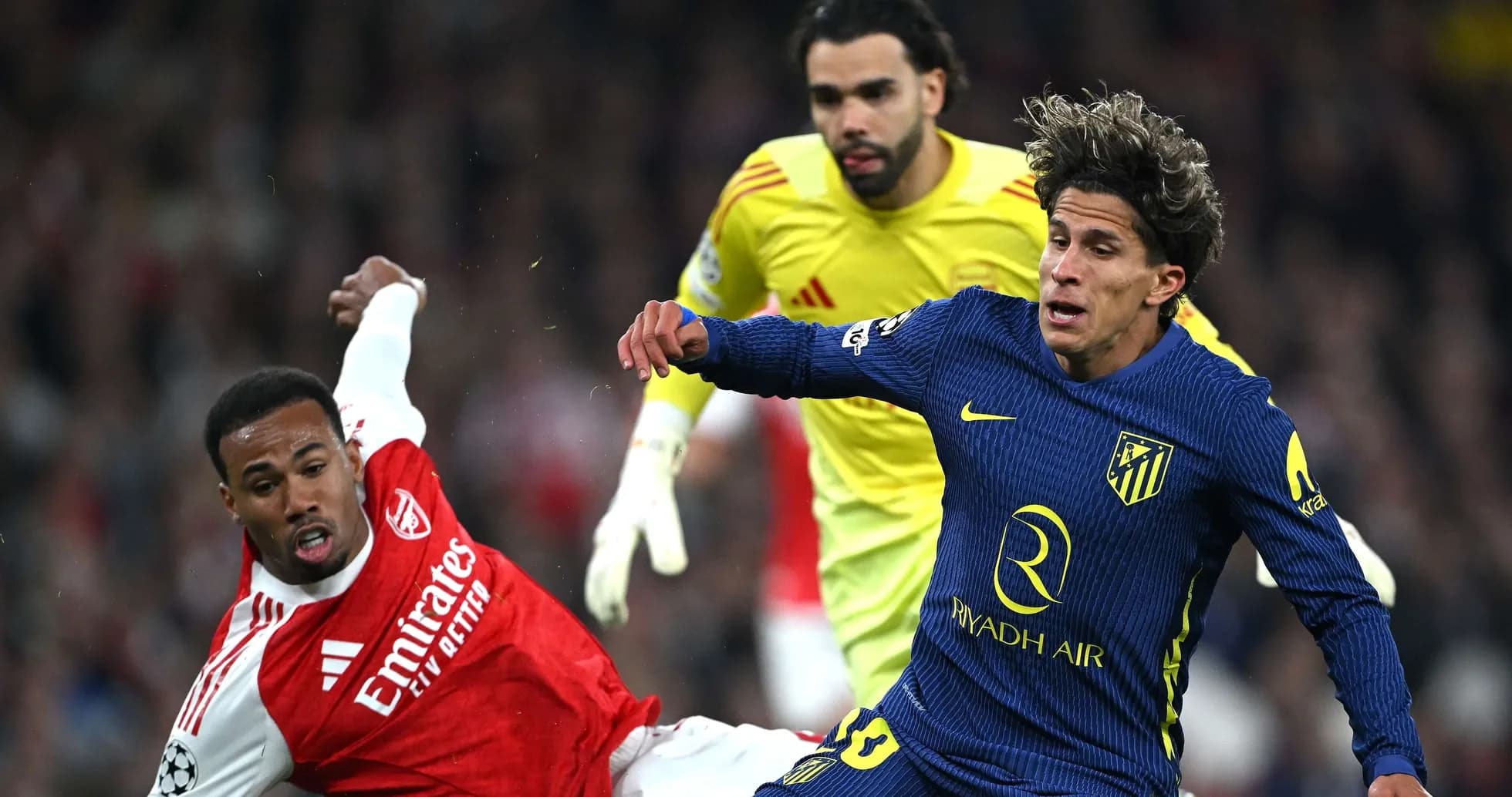 Jugador de Arsenal y Atlético luchando por el balón