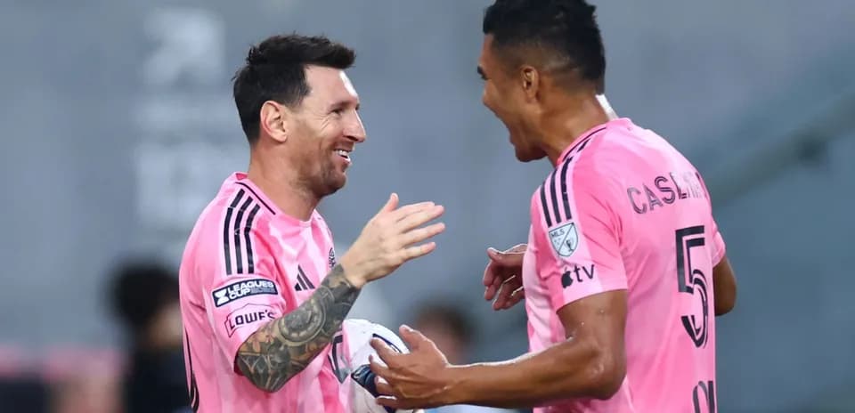 Jugadores celebrando durante un partido de fútbol