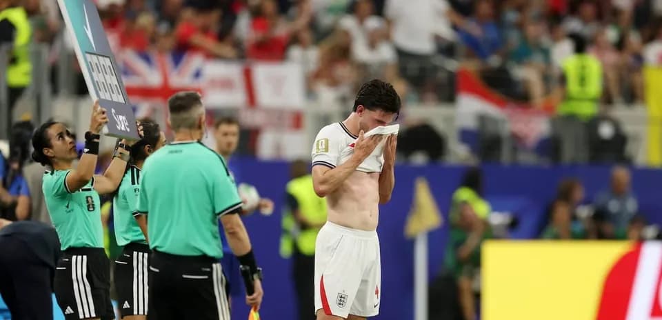 Jugador de Inglaterra se retira del campo durante partido
