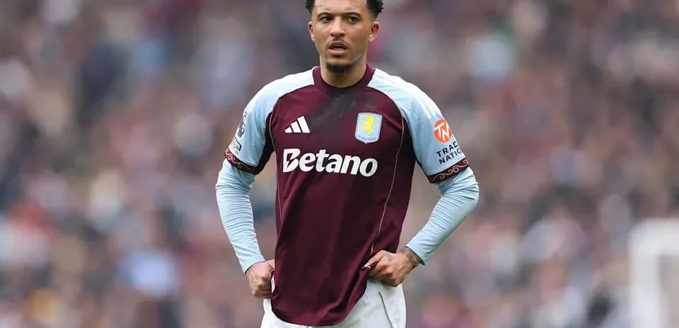 Jugador de Aston Villa en el campo durante partido