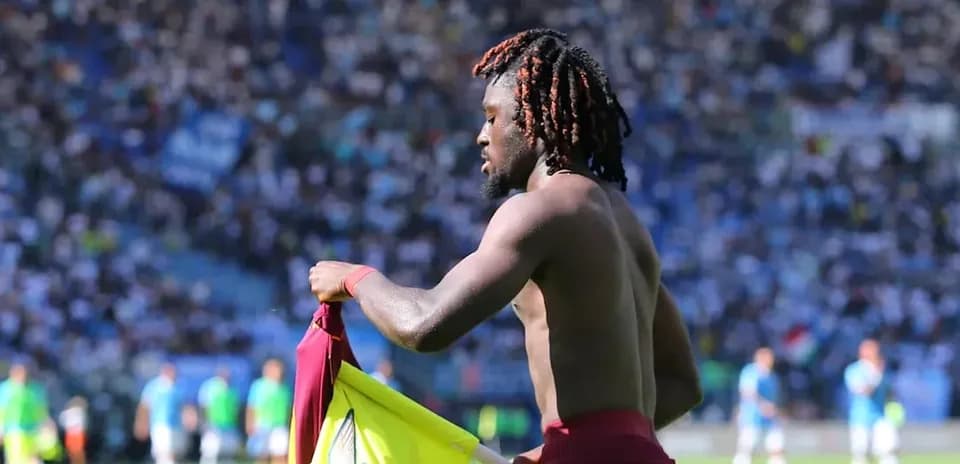 Jugador cambiando camiseta durante el partido