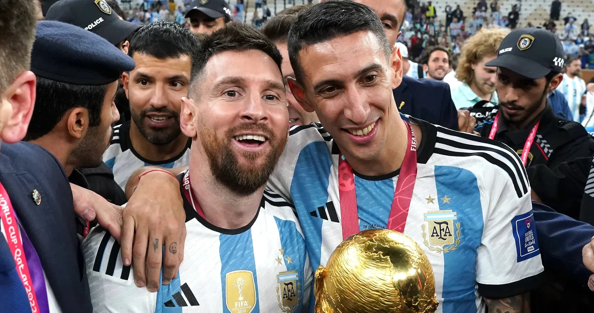 Lionel Messi y Ángel Di María celebrando con trofeo