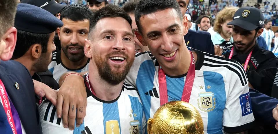 Lionel Messi y Ángel Di María celebrando con trofeo