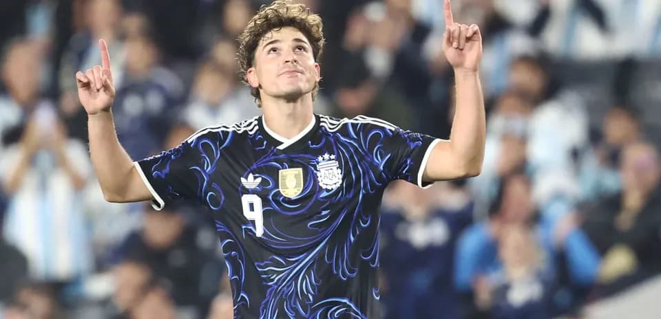 Jugador argentino celebrando con los dedos alzados