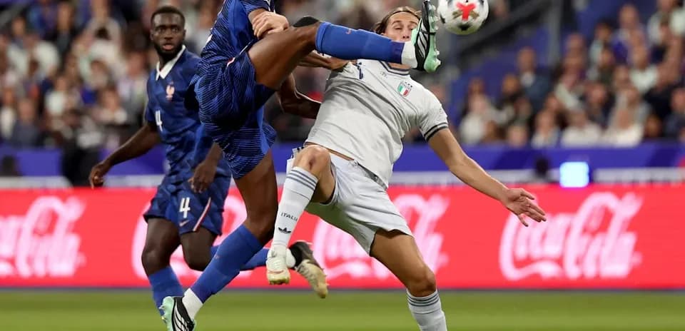 Jugador francés desafiando a jugador italiano por el balón