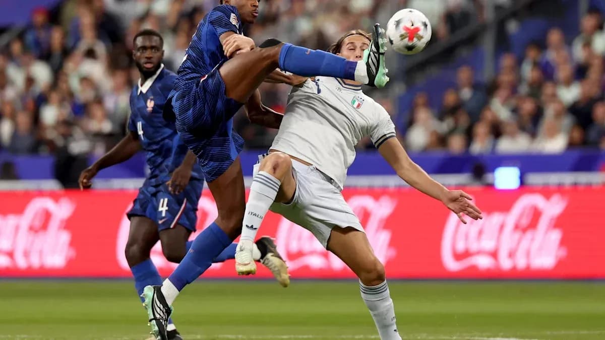 Jugador francés desafiando a jugador italiano por el balón