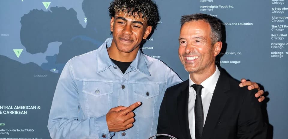 Dos hombres posando con un premio en evento