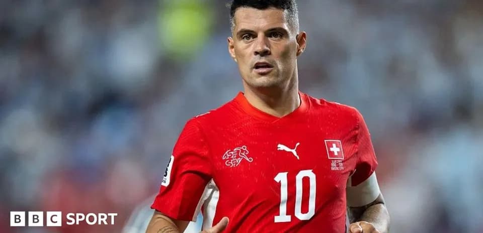 Jugador suizo en uniforme rojo durante partido