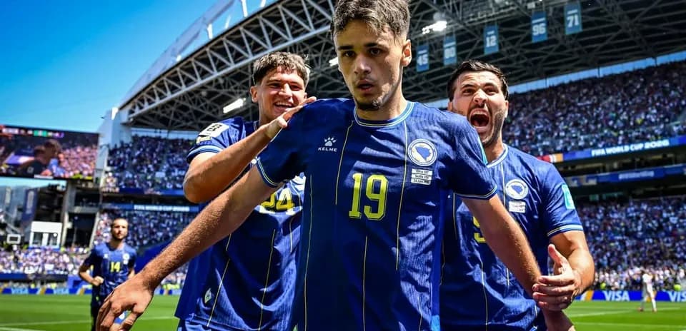 Jugadores de Bosnia celebrando un gol en el partido