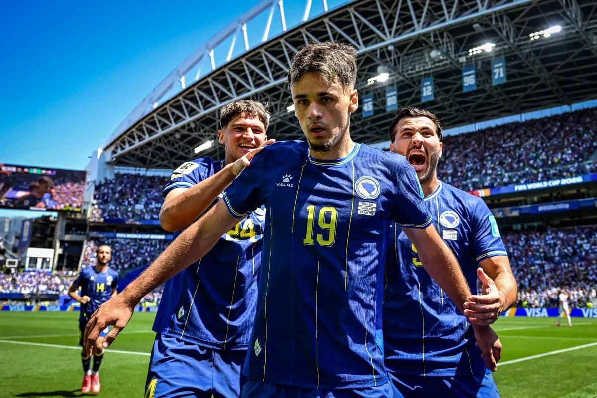 Jugadores de Bosnia celebrando un gol en el partido