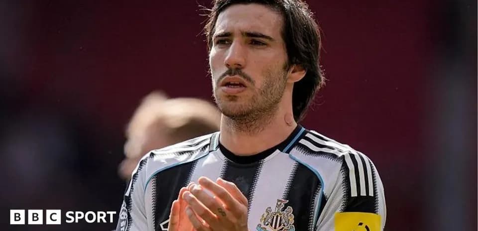 Jugador de Newcastle aplaudiendo en el campo