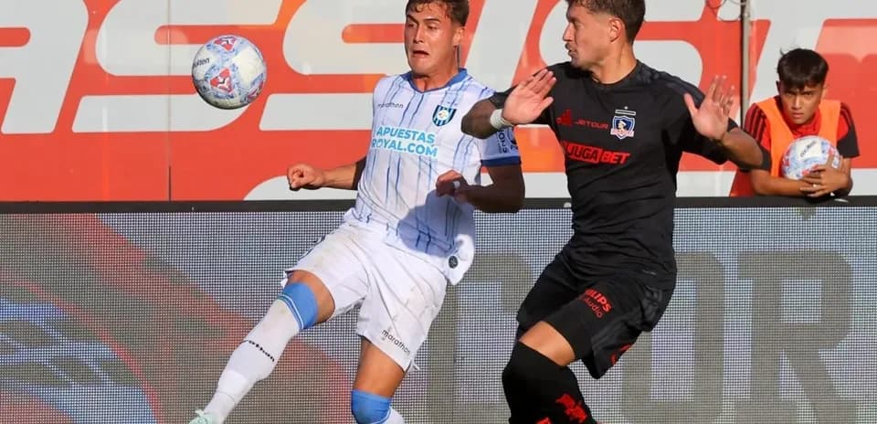 Jugador de Huachipato disputando el balón