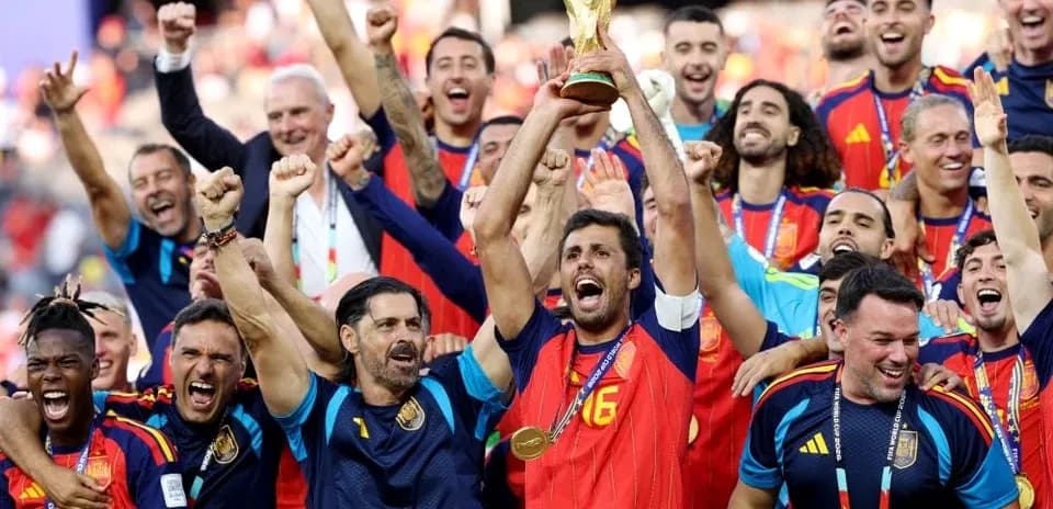 Equipo de España celebrando con el trofeo de la Copa del Mundo