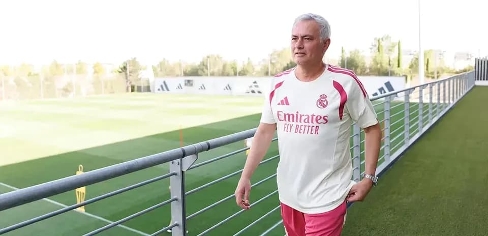 Entrenador caminando en campo de entrenamiento del Real Madrid