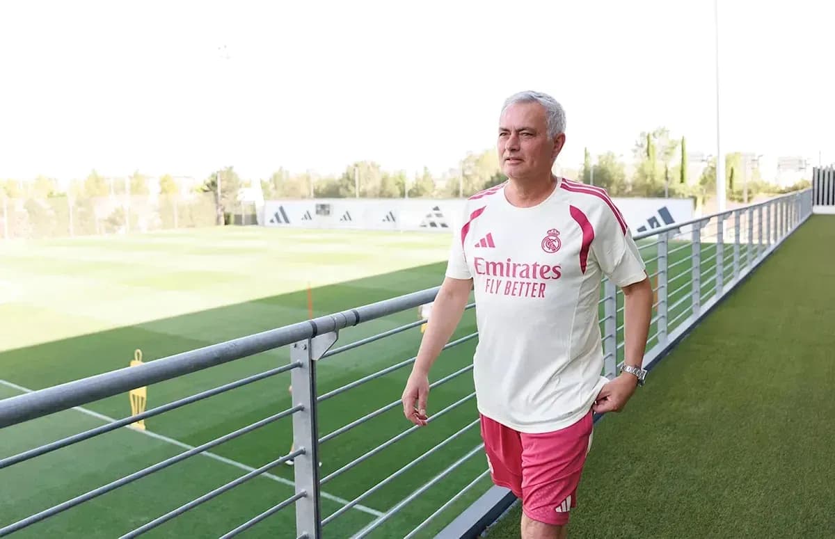 Entrenador caminando en campo de entrenamiento del Real Madrid
