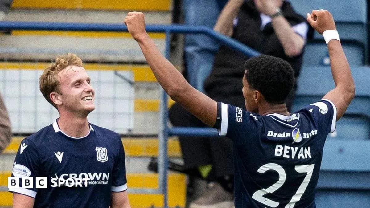 Jugadores de Dundee celebrando un gol en el partido