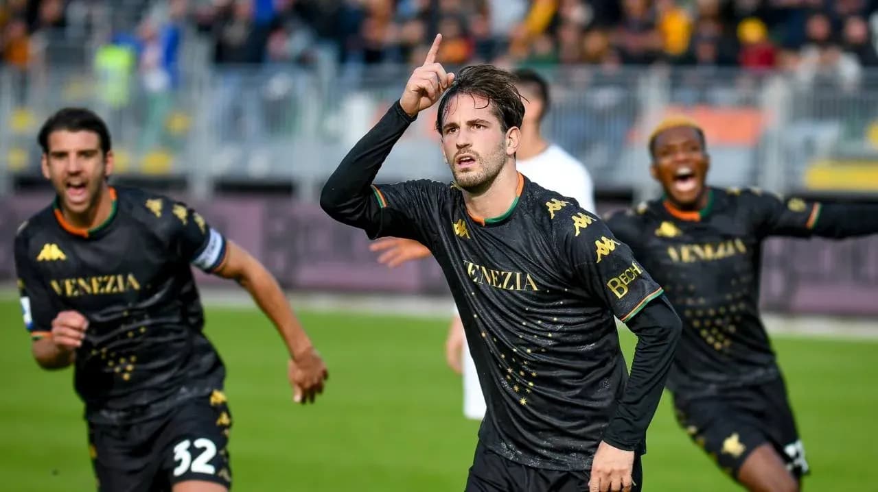 Jugador de Venezia celebrando un gol