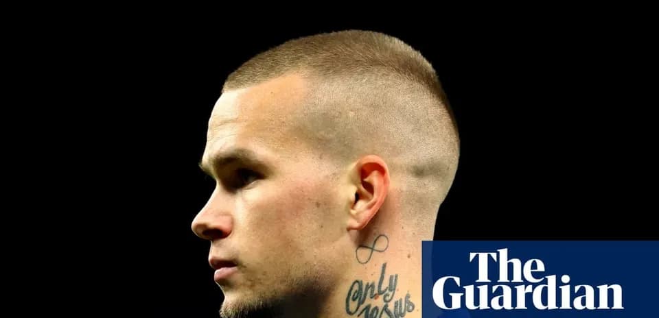 Jugador con tatuajes en el cuello y peinado corto