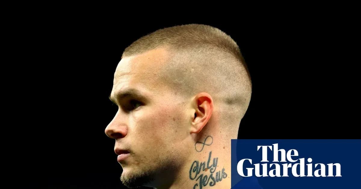 Jugador con tatuajes en el cuello y peinado corto