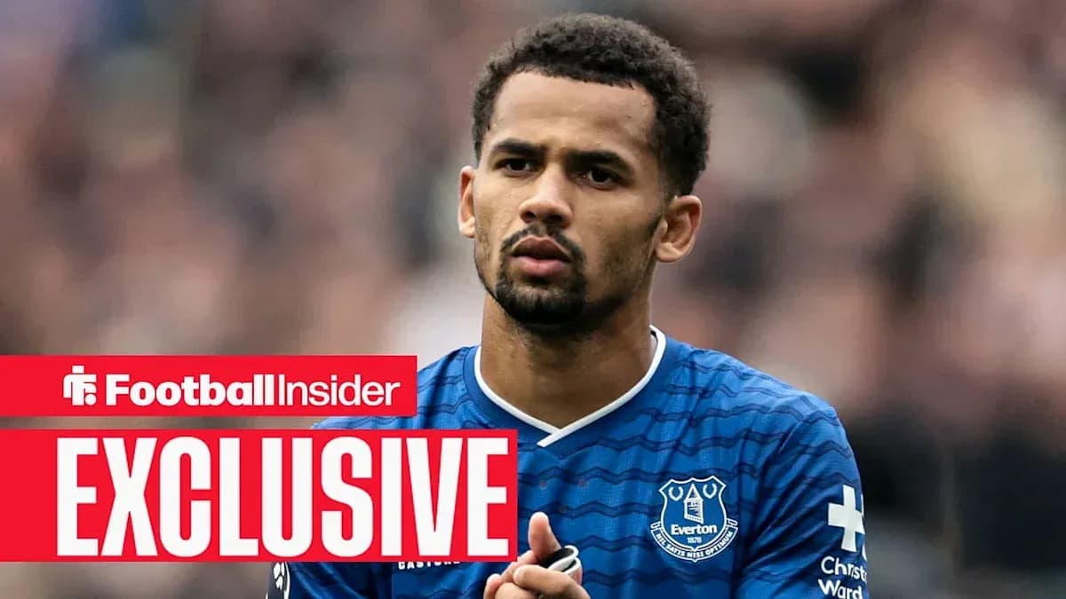 Jugador de Everton con camiseta azul en el campo
