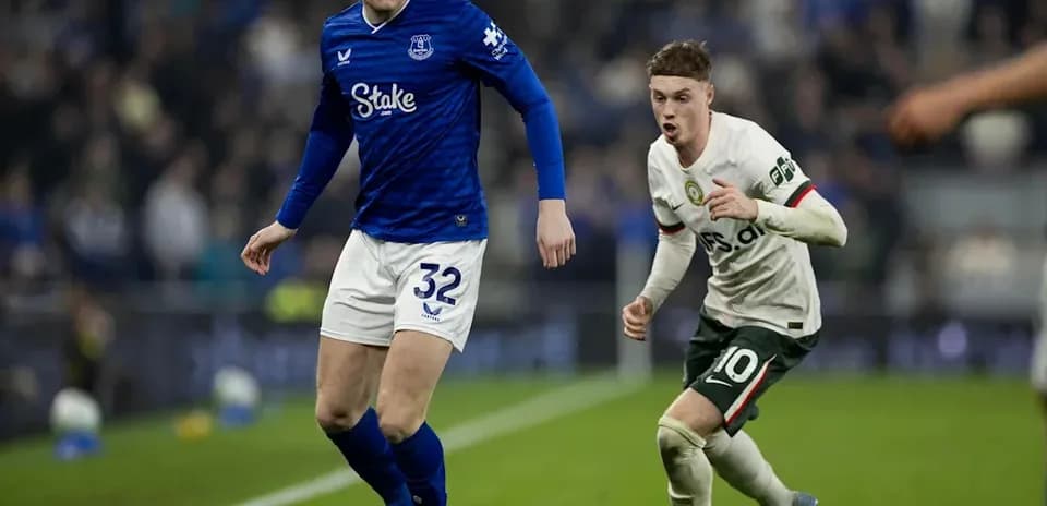 Jugador de Everton persiguiendo a oponente en el campo