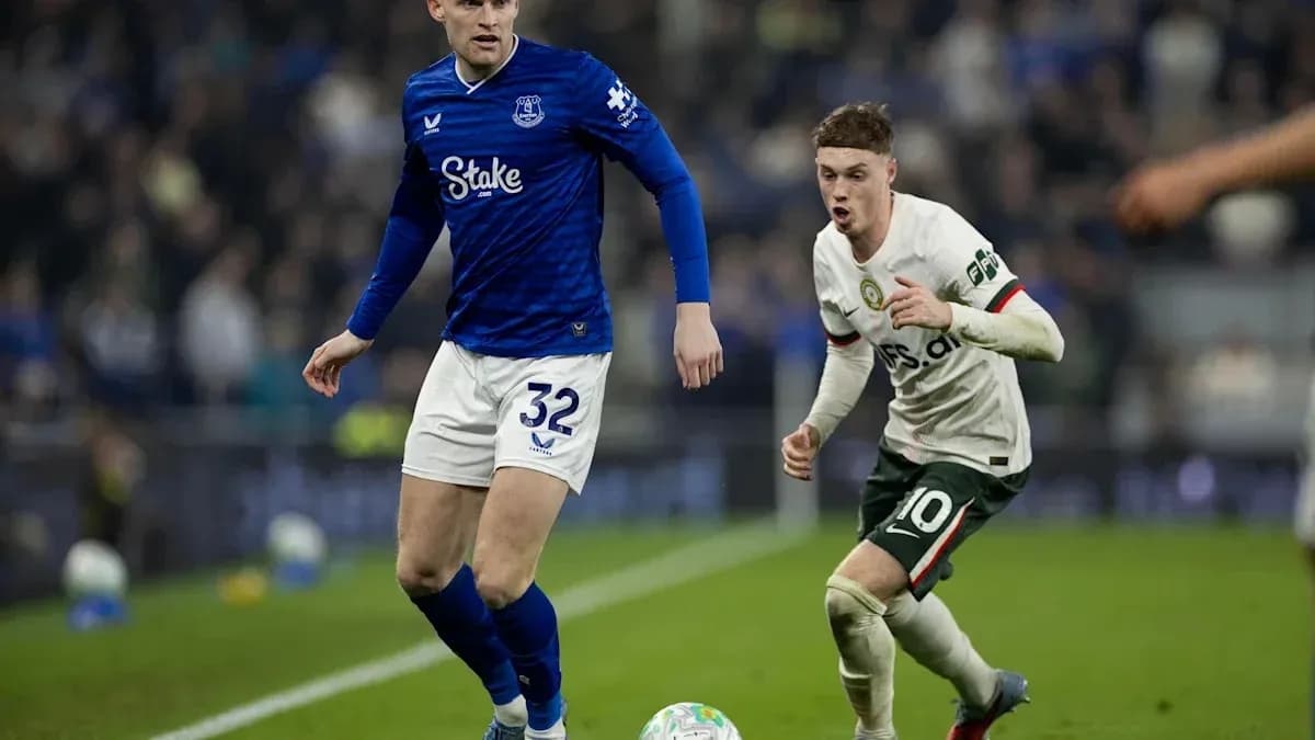 Jugador de Everton persiguiendo a oponente en el campo