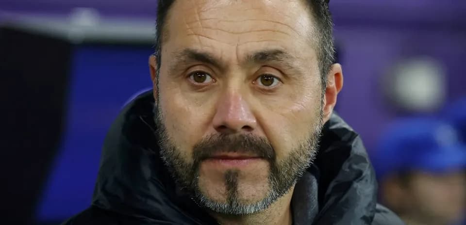 Entrenador observando el partido desde la línea de banda